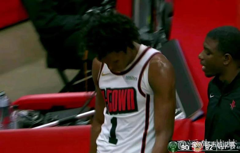 半场对决巴特勒 阿门突破强攻上篮 半场对决巴特勒 阿门突破强攻上篮